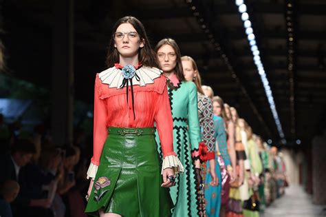 gonna gucci modella sfilata|gucci fashion designer.